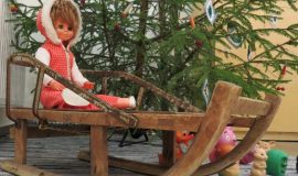 Svētku sajūtas Naujenes Novadpētniecības muzeja izstādē “Daudz laimes!”