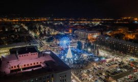 DAUGAVPILĪ IEMIRDZĒJĀS GALVENĀ ZIEMASSVĒTKU EGLE (FOTO)