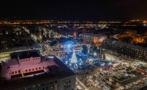 DAUGAVPILĪ IEMIRDZĒJĀS GALVENĀ ZIEMASSVĒTKU EGLE (FOTO)