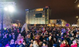 DAUGAVPILĪ IEMIRDZĒJĀS GALVENĀ ZIEMASSVĒTKU EGLE (FOTO)