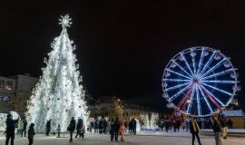 DAUGAVPILĪ IEMIRDZĒJĀS GALVENĀ ZIEMASSVĒTKU EGLE (FOTO)