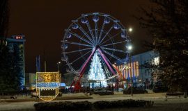 DAUGAVPILĪ IEMIRDZĒJĀS GALVENĀ ZIEMASSVĒTKU EGLE (FOTO)