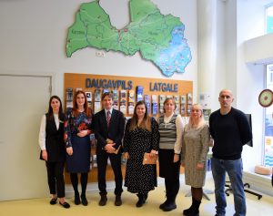 ASV vēstniecības pārstāvji tiekas ar Daugavpils valstpilsētas pašvaldības darbiniekiem, lai uzzinātu par Ukrainas kara bēgļu uzņemšanu Daugavpilī