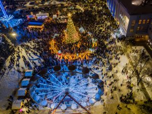 Daugavpilī iemirdzējās galvenā Ziemassvētku egle (FOTO)