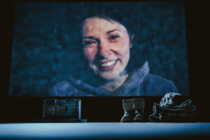 Igaunijas teātra „Vaba Lava” un Kijivas Dramaturgu teātra izrāde „Izvēlies labāku versiju” („Вибери Кращу Версію”)