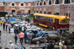 Auto izstāde Daugavpils Tehnikas un industriālā dizaina centra “Inženieru Arsenāls” pagalmā
