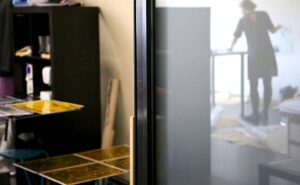 JŪLIJĀ ROTKO MUZEJĀ VIENLAIKUS REZIDĒS ASTOŅI LATVIJAS UN ĀRVALSTU MĀKSLINIEKI