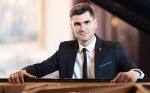 Daugavpilī notiks izcilā Latvijas pianista Vestarda Šimkus koncerts