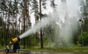 Daugavpilī uzsākta mākslīgā sniega veidošanas sistēmas testēšana Stropu meža slēpošanas trasē