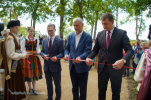 Augšdaugavas novadā Līksnas parkā atklāta Emīlijas Plāteres pastaigu taka