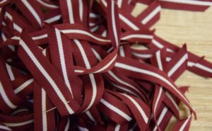 Sarkanbaltsarkano lentīšu locīšanas akcija Daugavpils Novadpētniecības un mākslas muzejā