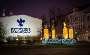 Pirmās sveces iedegšana pilsētas lielajā Adventes vainagā