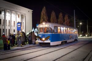 Ziemassvētku brauciens bērniem ar retro tramvaju