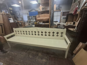 Skrindu dzimtas muzejā restaurēts unikāls sols