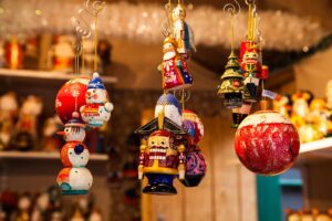 labdarības tirdziņš un koncerts