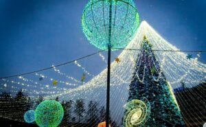 Ziemassvētku vecītis aicina uz satikšanos Vienības laukumā