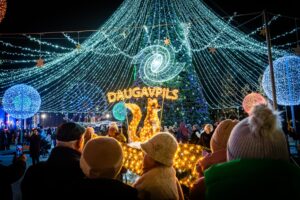 Daugavpilī, neskaitāmu galaktiku spožumā, iemirdzējās galvenā Ziemassvētku egle