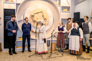 Tradīciju mājā svinīgi atklāta ekspozīcija par amatniecību un dzīvesziņu