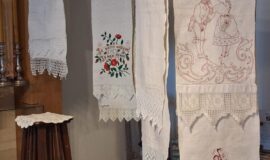 Seno gaismekļu izstāde Skrindu dzimtas muzejā