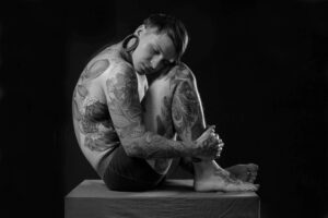 Valijas Plataces melnbalto fotogrāfiju izstāde “Viņš: Vīrietis” Latgales Centrālās bibliotēkas ASV Informācijas centrā