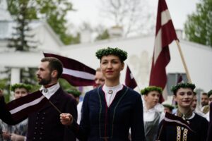 Шествие в народных костюмах „Uzvelc savu tautastērpu par godu Latvijai!”