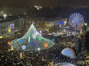 Праздничное зажжение огней главной елки Даугавпилса на площади Виенибас