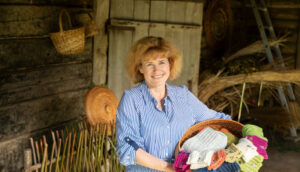 Amatnieces Inas Vaikules personālizstāde “Pinumos uzzied rozes” Naujenes bibliotēkā