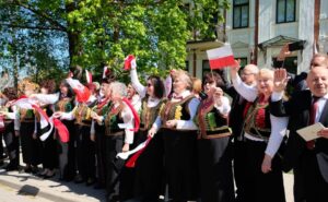 Fotoizstāde “Sarkanbaltais maijs: poļu identitātes ainavas” Poļu namā
