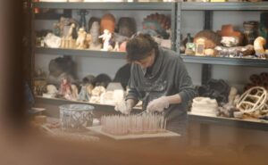 Astoņu valstu mākslinieki pārvērš Daugavpili par laikmetīgās keramikas laboratoriju