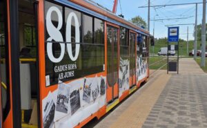Par godu 80 gadu jubilejai SIA “Daugavpils satiksme” tramvajos atjauno audiogidu
