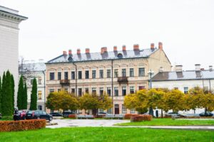 Daugavpilī atjaunots Universitātes priekšlaukums (FOTO)